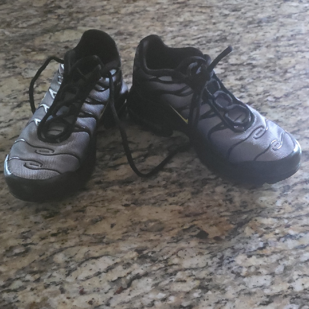 Nike Black and Silver Athletic Shoes